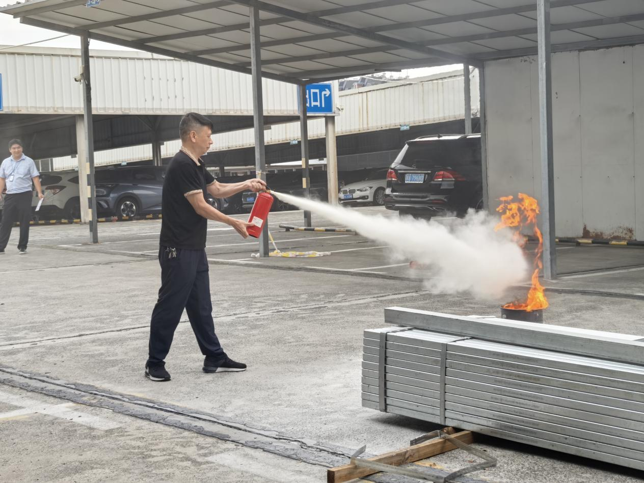 班長消防實操考核 筑牢安全生產防線